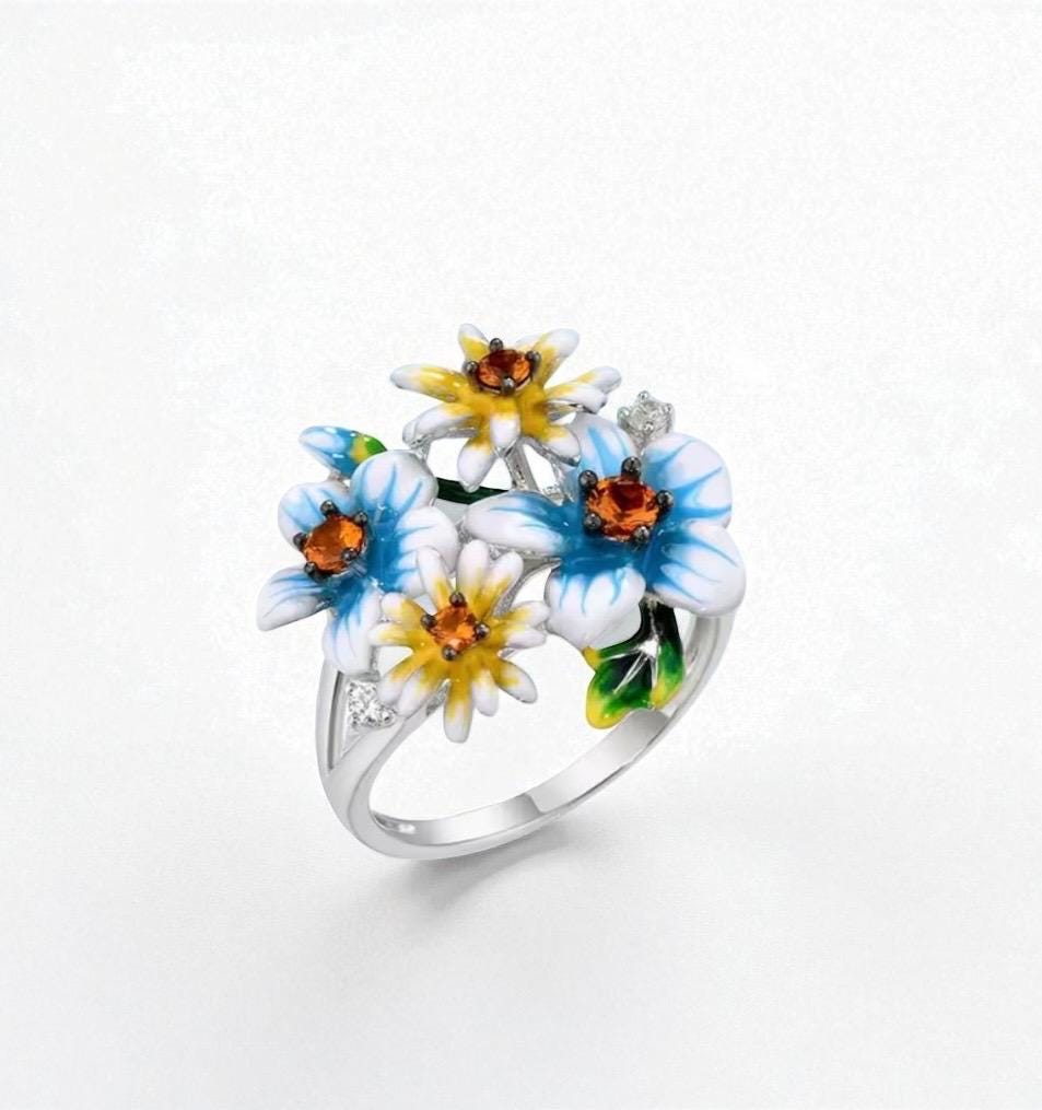 Eleganter Emaille Ring Aus Sterlingsilber Mit Gelb-Blauen Blütenblättern Eleganter Emaille Ring Aus Sterlingsilber Mit Gelb-Blauen Blütenblättern von ByMoonJewels