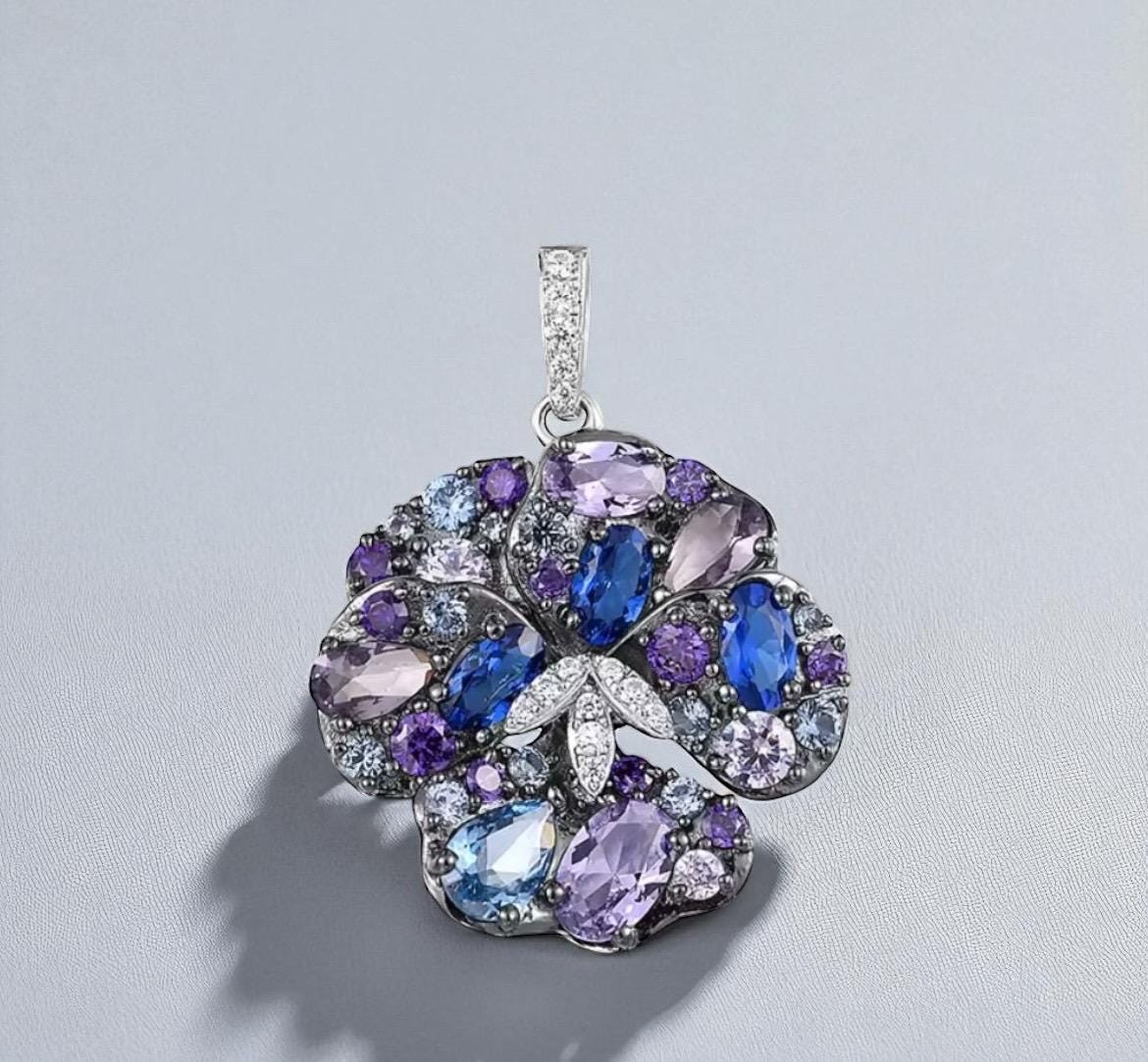 Sterling Silber Orchidee Halskette Für Sie Handgefertigte Anhänger Mit Schillernden Blau Mixed Stones Sterling Silber Orchidee Halskette Für Sie Handgefertigte Anhänger Mit Schillernden Blau Mixed Stones von ByMoonJewels