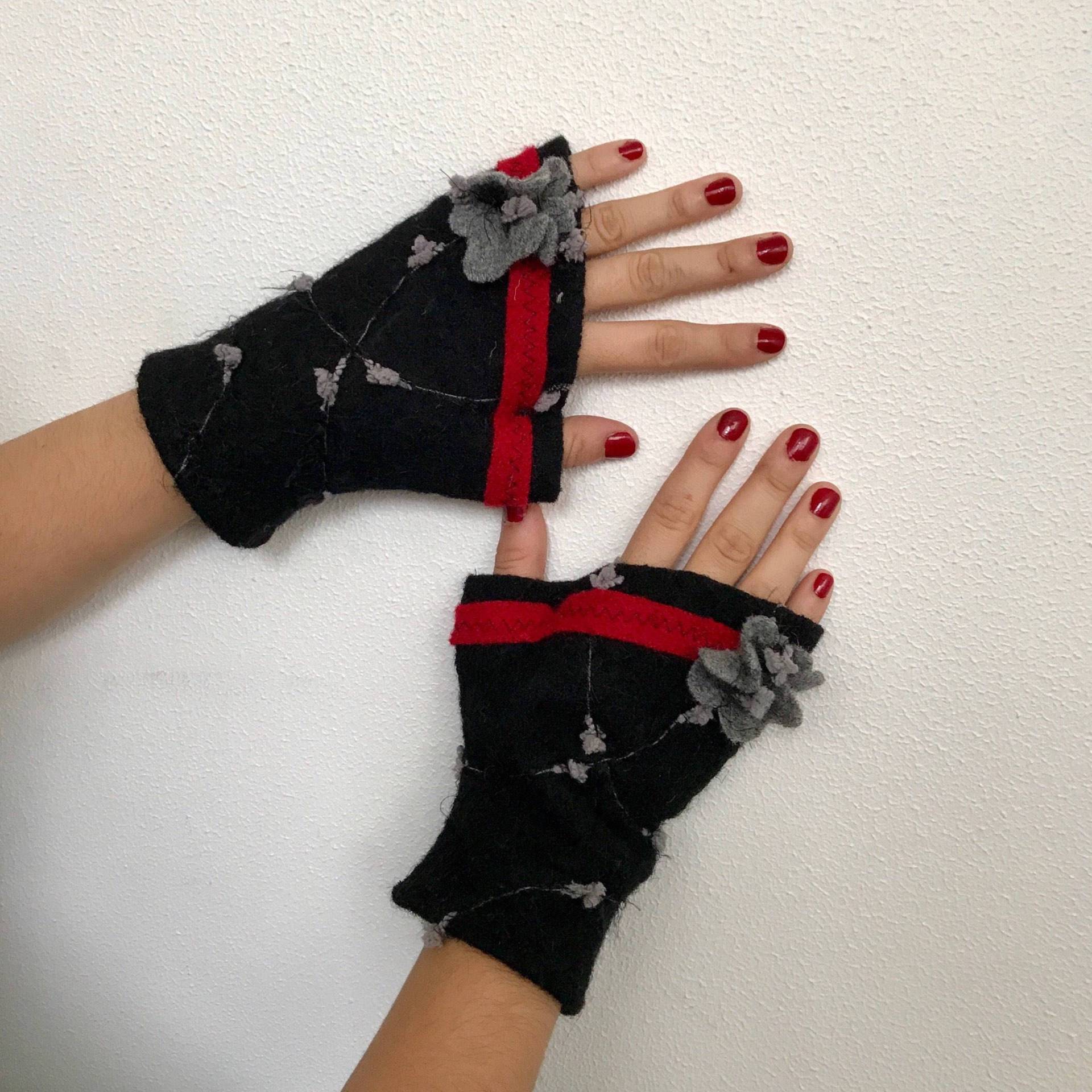 Schwarz-Rot-Graue Fäustlinge. Winterfäustlinge. Fäustlinge Aus Gekochter Wolle. Bestickte von ByNataliaBoutique