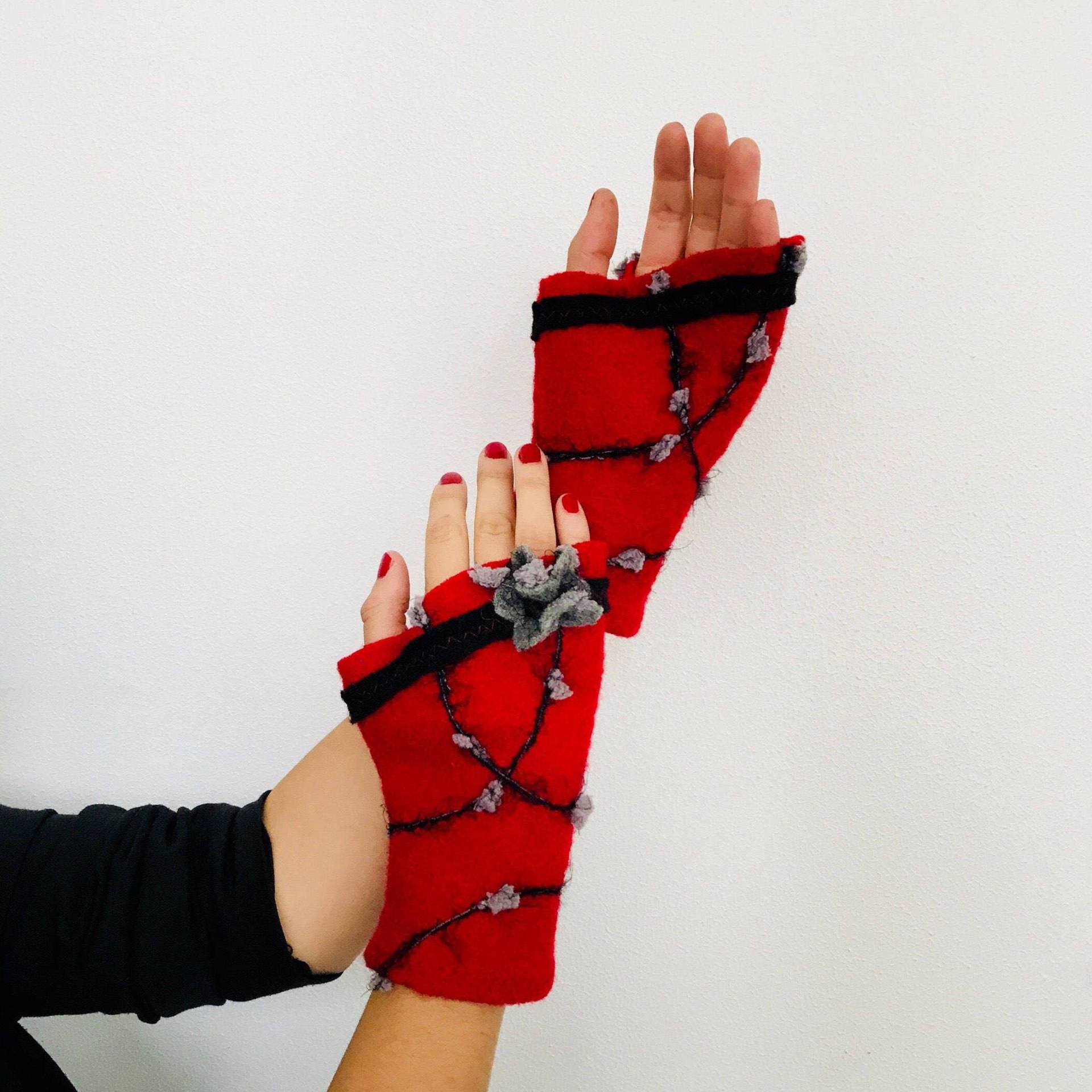 Bestickte Rot-Schwarze Fäustlinge. Winterfäustlinge. Fäustlinge Aus Gekochter Wolle Bestickte Rot-Schwarze Fäustlinge. Winterfäustlinge. Fäustlinge Aus Gekochter Wolle von ByNataliaBoutique