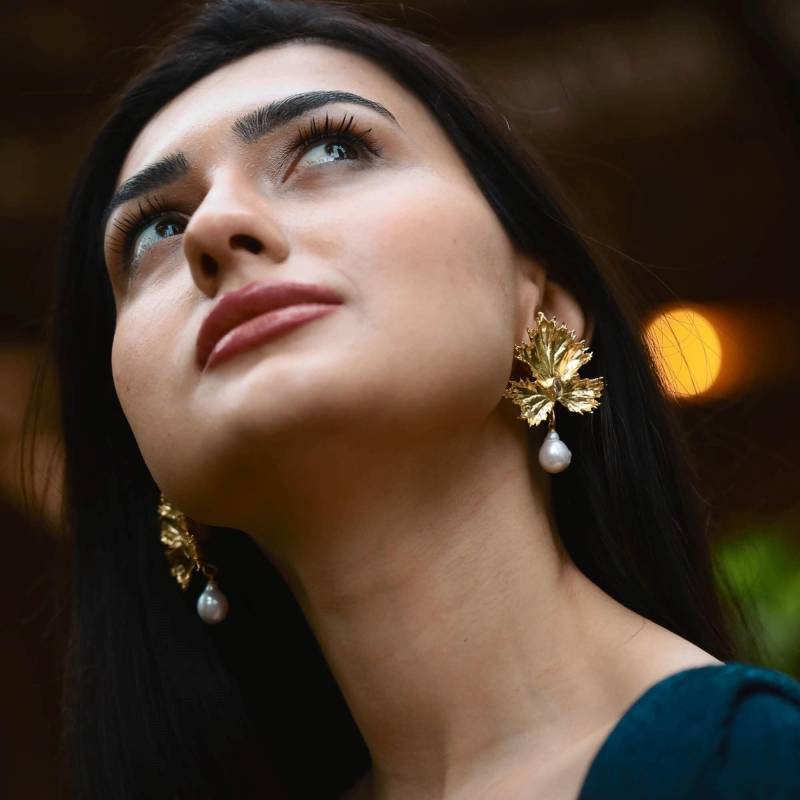 Handgefertigte Gold Blatt Ohrring, Baumelnden Perlen Tropfen Statement Perle Brautjungfer Echte Abschlussball Ohrring von ByNevalJewelry