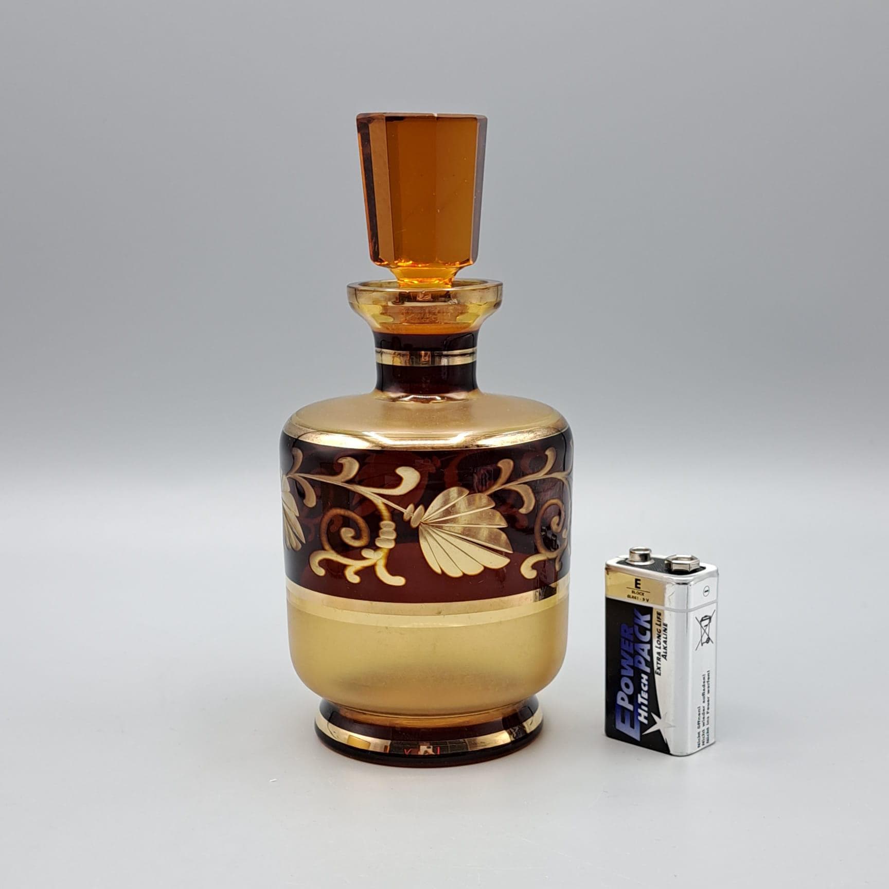 Antiker Parfüm Flakon Aus Den 30Ger Jahren. Kristall Bernsteinfarben Mit Rotem Überfang Geeistem Glas Und Gold Verzierung Antiker Parfüm Flakon Aus Den 30Ger Jahren. Kristall Bernsteinfarben Mit Rotem Überfang Geeistem Glas Und Gold Verzierung von ByNilShop