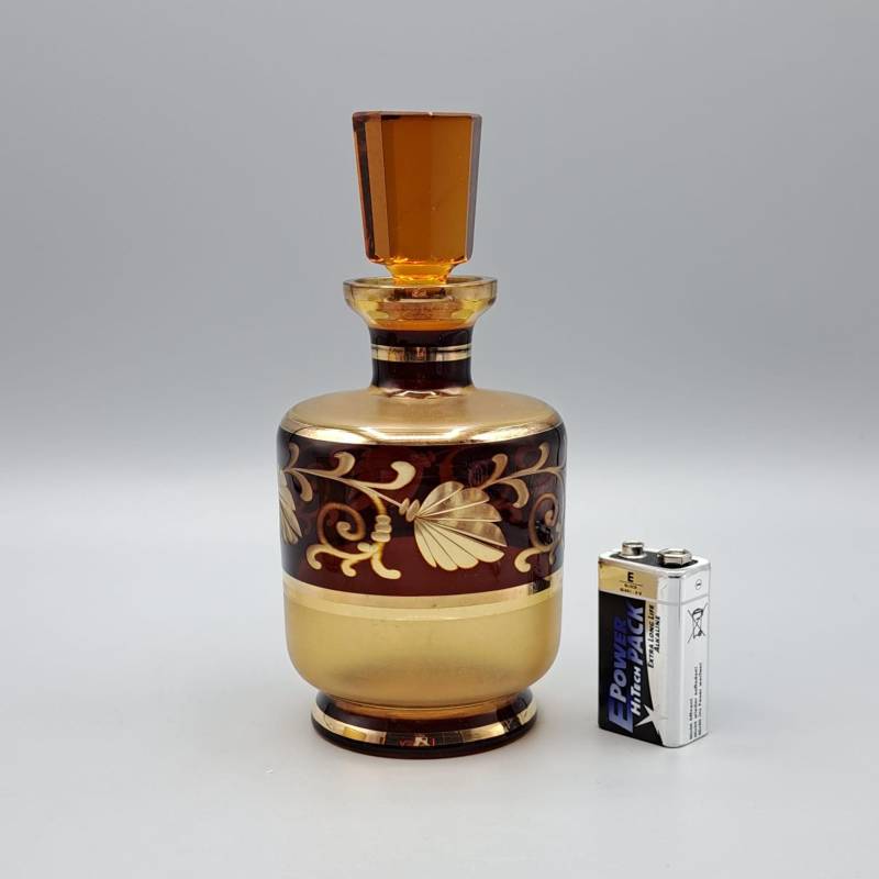 Antiker Parfüm Flakon Aus Den 30Ger Jahren. Kristall Bernsteinfarben Mit Rotem Überfang Geeistem Glas Und Gold Verzierung von ByNilShop
