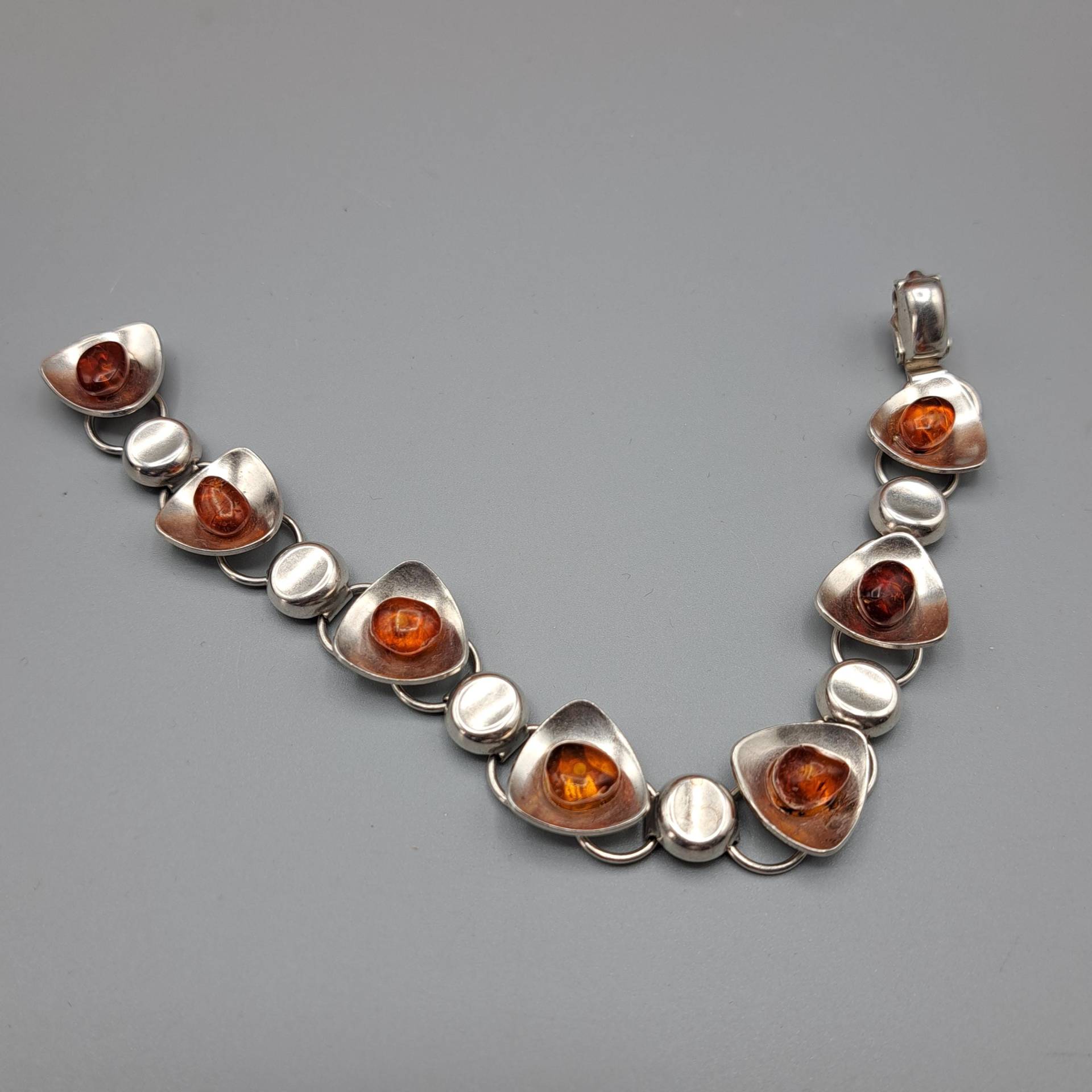 Extravagantes Bernstein Armband Silber 830 in Tollem Zustand. Das Hat Eine Länge Von 18 cm Und Ist Mit 7 Bernsteinen Bestückt Extravagantes Bernstein Armband Silber 830 in Tollem Zustand. Das Hat Eine Länge Von 18 cm Und Ist Mit 7 Bernsteinen Bestückt von ByNilShop