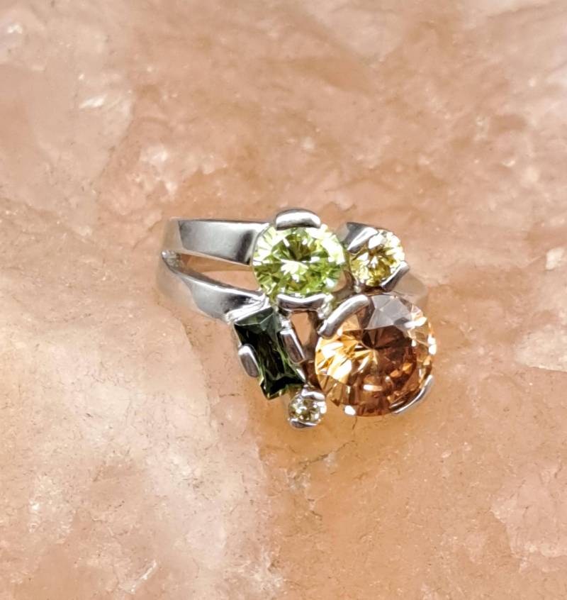 Schöner Vintage Damen Ring Silber 925 Mit Geschliffenen Edelsteinen in Grün Und Hellbraun. Extravagante Formgebung von ByNilShop
