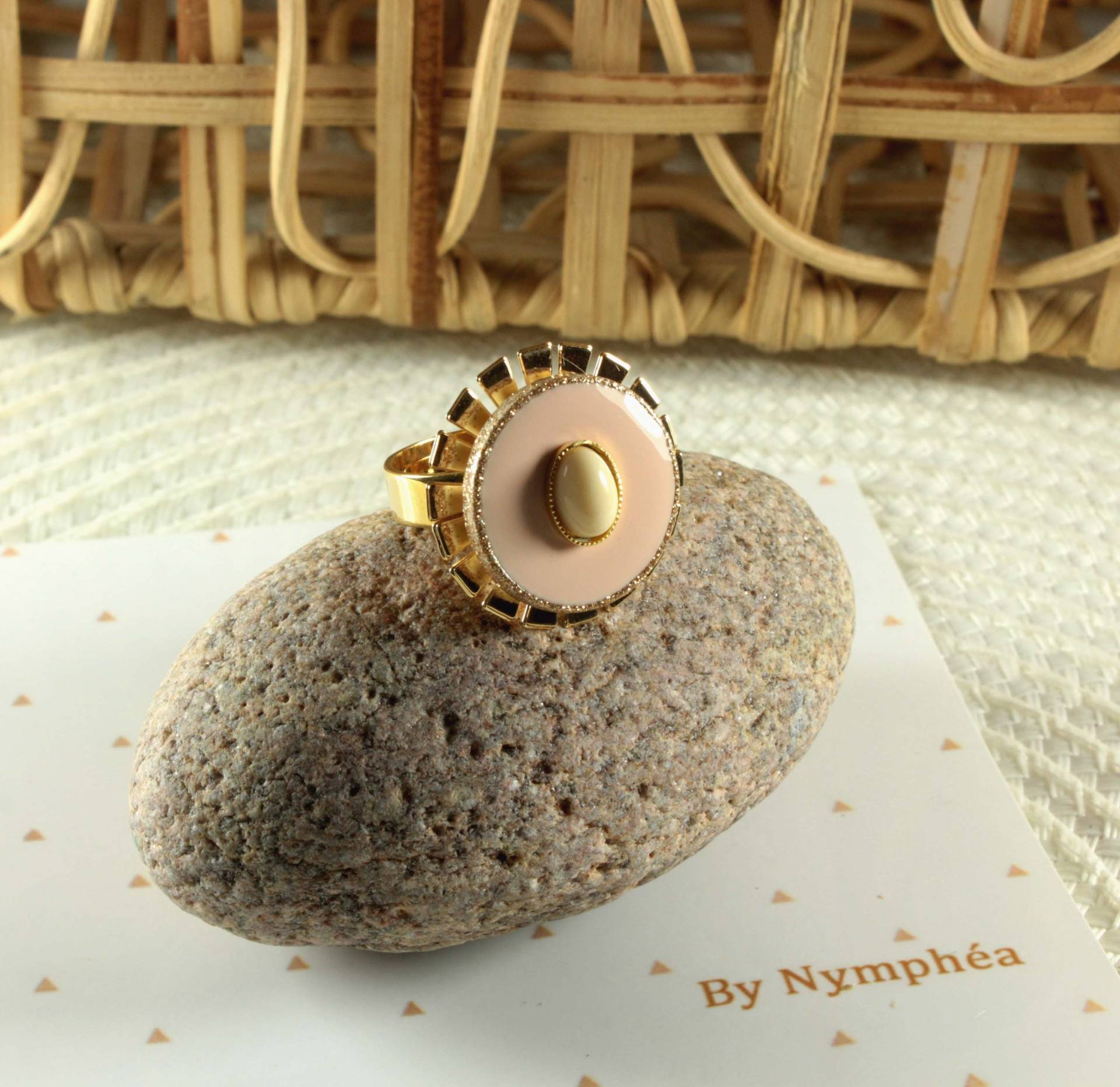Ring Mit Cabochon Für Damen Aus Gold Und Rosa Perlmutt, Bohème-stil, Verstellbarer Ring Mit Cabochon Für Damen Aus Gold Und Rosa Perlmutt, Bohème-stil, Verstellbarer von ByNymphea
