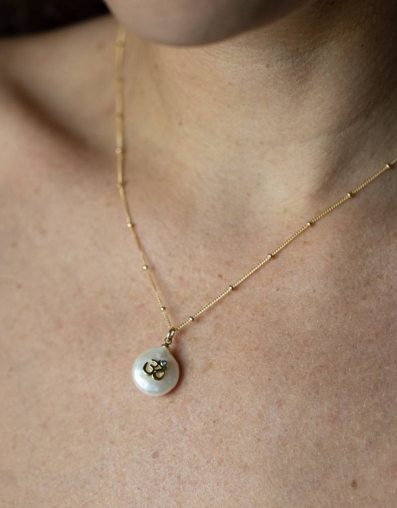 Biene Halskette Mit Weiß Barock Perle 14K Gold Filled Perlenkette Anhänger Handgemachter Schmuck Geburtstag Oder Feiertagsgeschenk Zierlich Biene Halskette Mit Weiß Barock Perle 14K Gold Filled Perlenkette Anhänger Handgemachter Schmuck Geburtstag Oder Feiertagsgeschenk Zierlich von ByOliaStudio