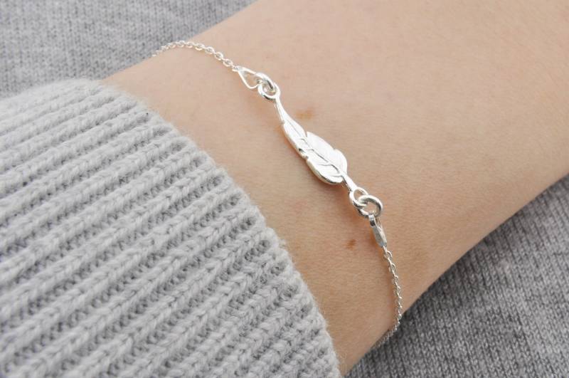Federarmband, Sterling Silber Kleiner Charm Anhänger Boho Hippe von BySendiJewelry