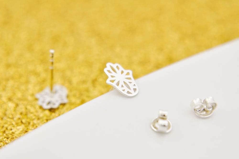Hamsa Ohrringe, Ohrstecker Aus Sterlingsilber, Zarte Hand Of Fatima Schmuck von BySendiJewelry