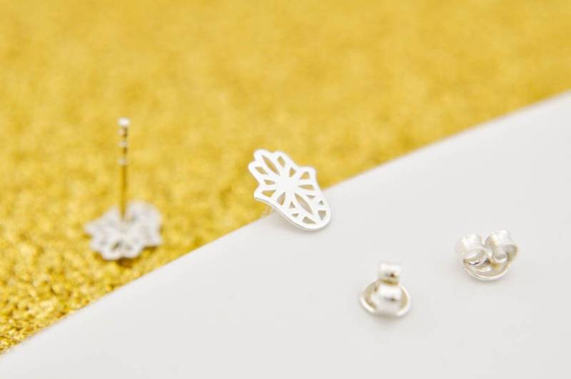 Hamsa Ohrringe, Ohrstecker Aus Sterlingsilber, Zarte Hand Of Fatima Schmuck von BySendiJewelry