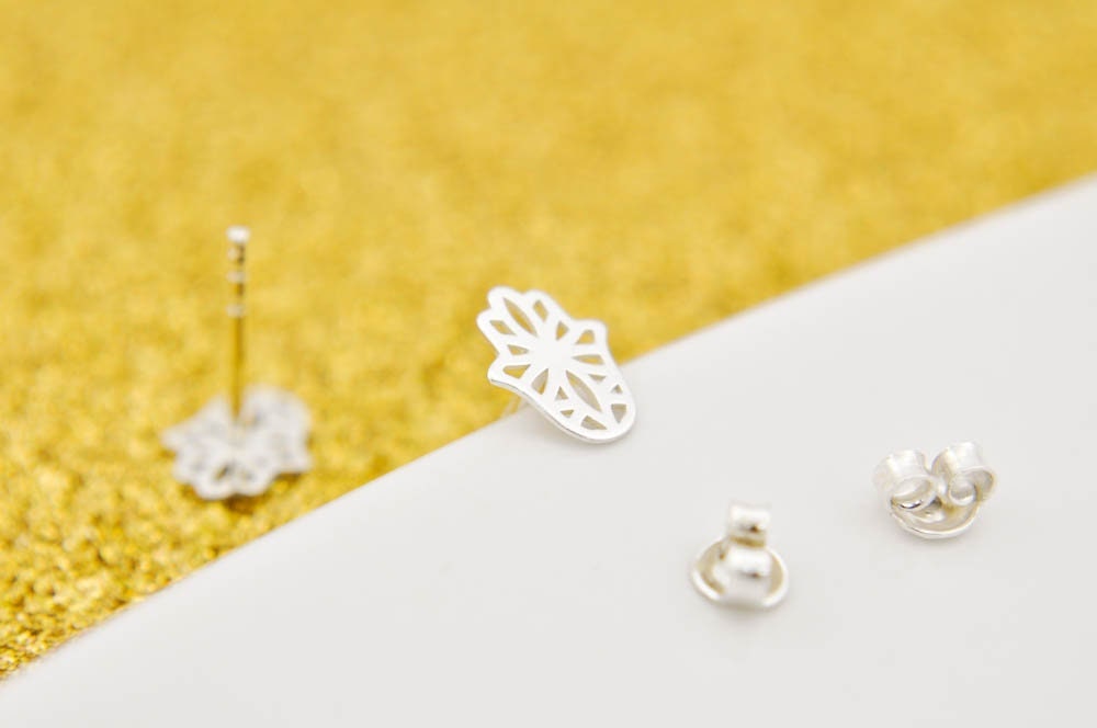 Hamsa Ohrringe, Sterling Silber Fatima Hand Ohrstecker, Kleine Buddha Schmuck von BySendiJewelry