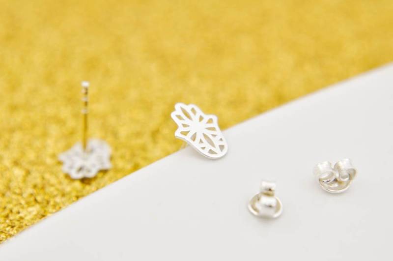 Hamsa Ohrringe, Sterling Silber Fatima Hand Ohrstecker, Kleine Buddha Schmuck von BySendiJewelry