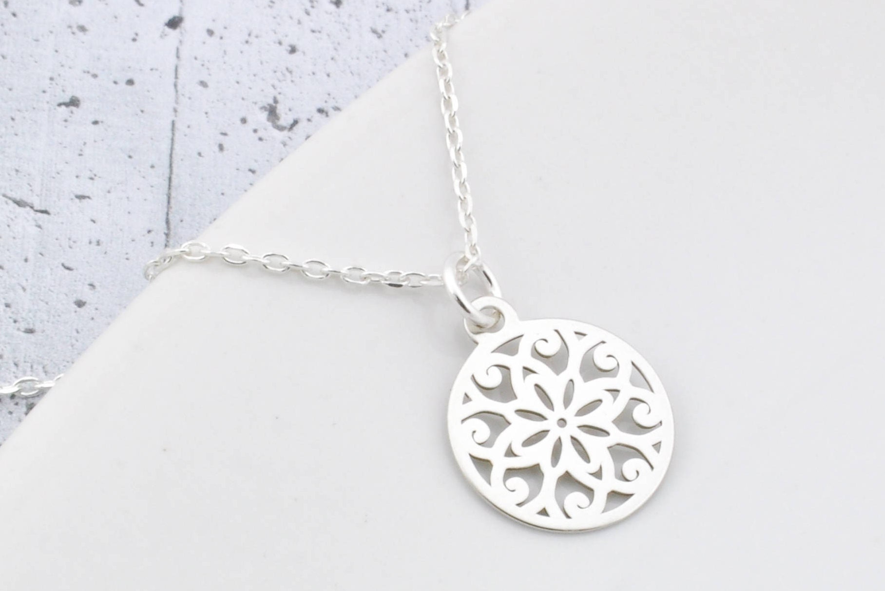 Mandala Halskette, Sterling Silber Boho Geschenk Für Sie, Zarte Schmuckkette von BySendiJewelry