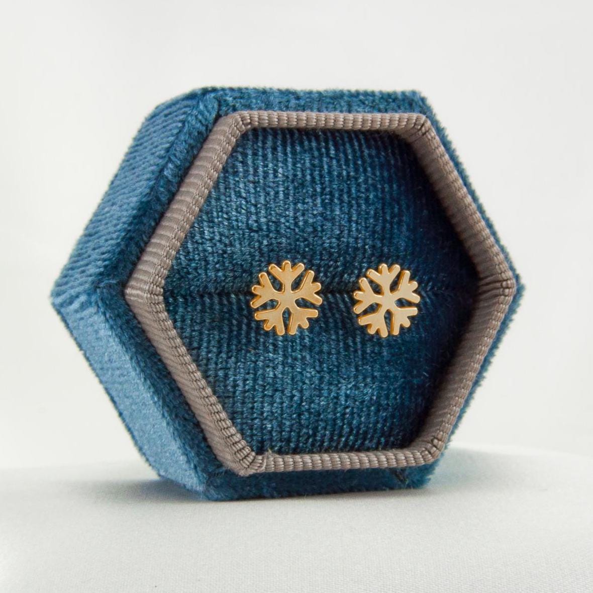 Schneeflocken Ohrstecker in Sterling Silber, Schnee Ohrringe, Erhältlich Drei Ausführungen - Gold Und Roségold, Zierliche Schneeflocke von BySendiJewelry