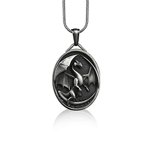 BySilverStone Jewelry – Drache Mit Offenen Flügeln, Silberne Ovale Halskette, Anpassbare Halskette, Gravierte Halskette Für Männer, Drachen-Halskette Für Frauen, Mythologie-Männergeschenk von BySilverStone Jewelry