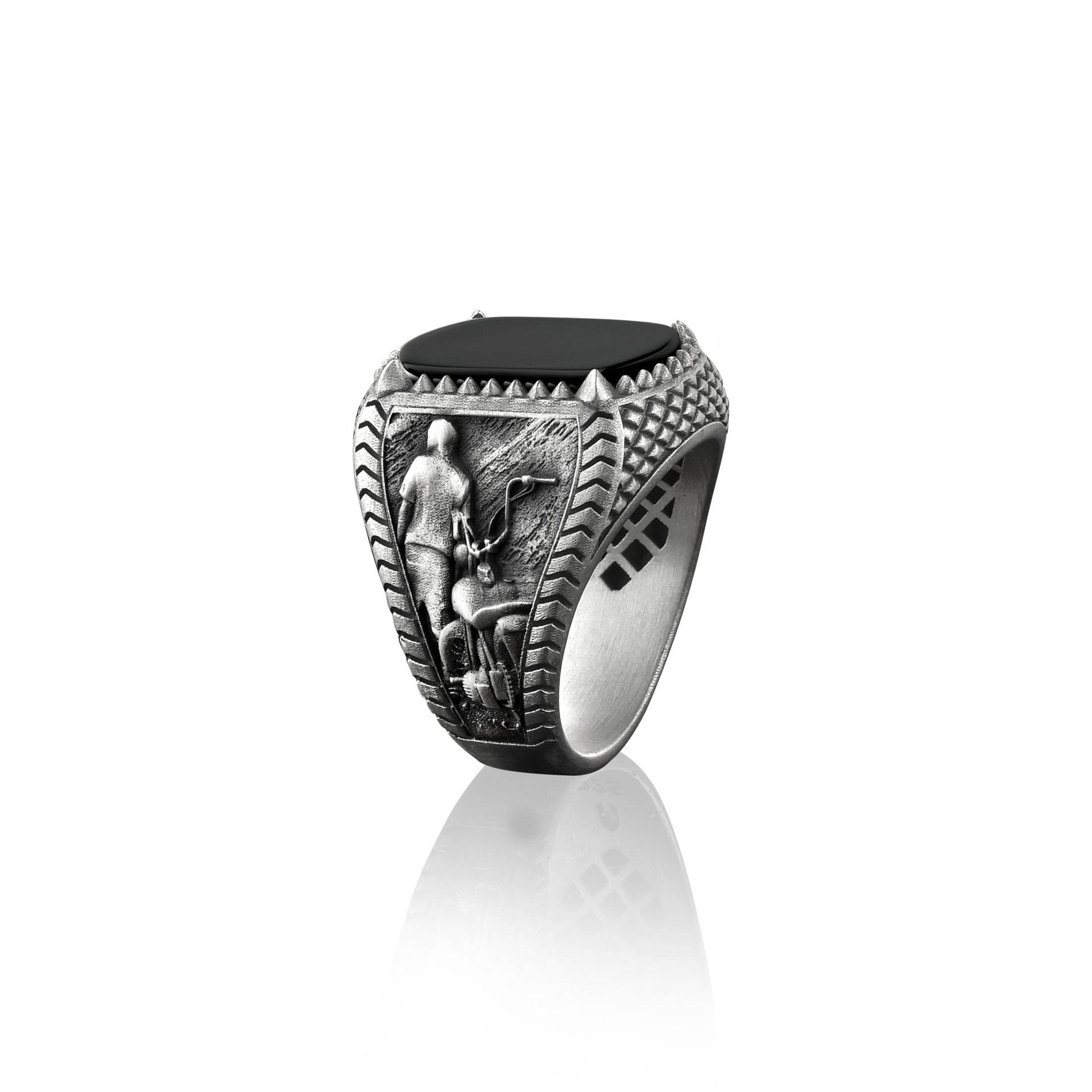 Biker Onyx Stein Männer Ring in Silber, Stehend Neben Seinem Fahrrad Einzigartiger Siegelring 925 Sterling Schwarzer Edelstein von BySilverStone