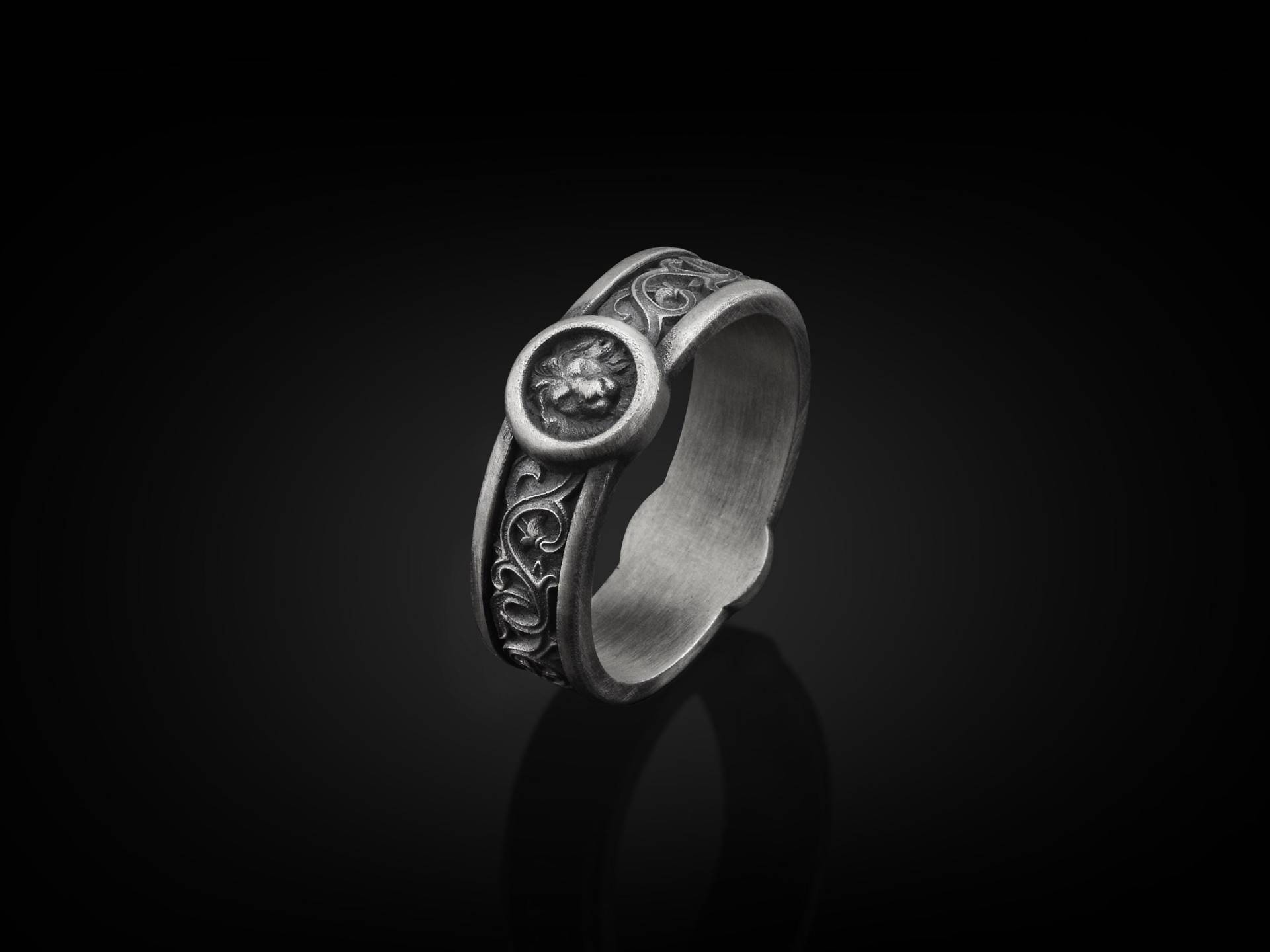 Böser Männlicher Löwe Mit Lilien-Motiven Handgemachter Silber Bandring, Ehering, Stapelbarer Tierring, Sternzeichenring, Jubiläumsring von BySilverStone