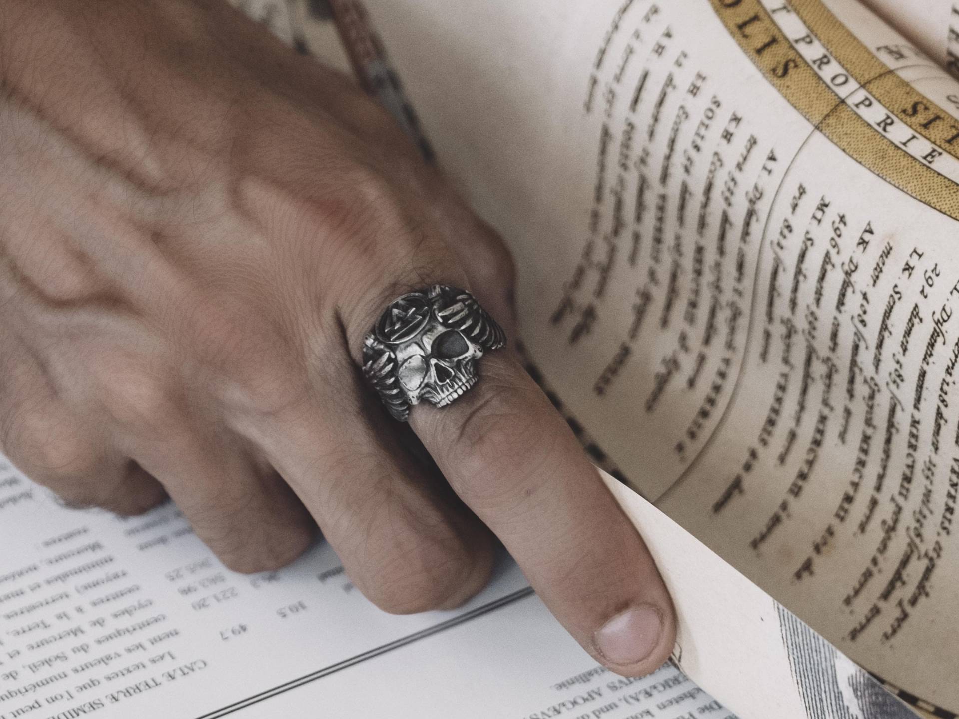 Freimaurer Symbol Auf Schädel Handgemachte Sterling Silber Herren Ring, Schmuck, Gothic Einzigartige Ring Für Männer von BySilverStone