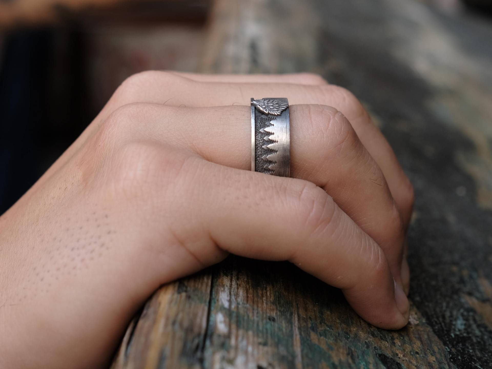 Heulender Wolf Im Wald Unter Dem Mond Handgemachter Sterling Silber Männer Ring, Und Mans Band, Tier Ornament Ringe von BySilverStone