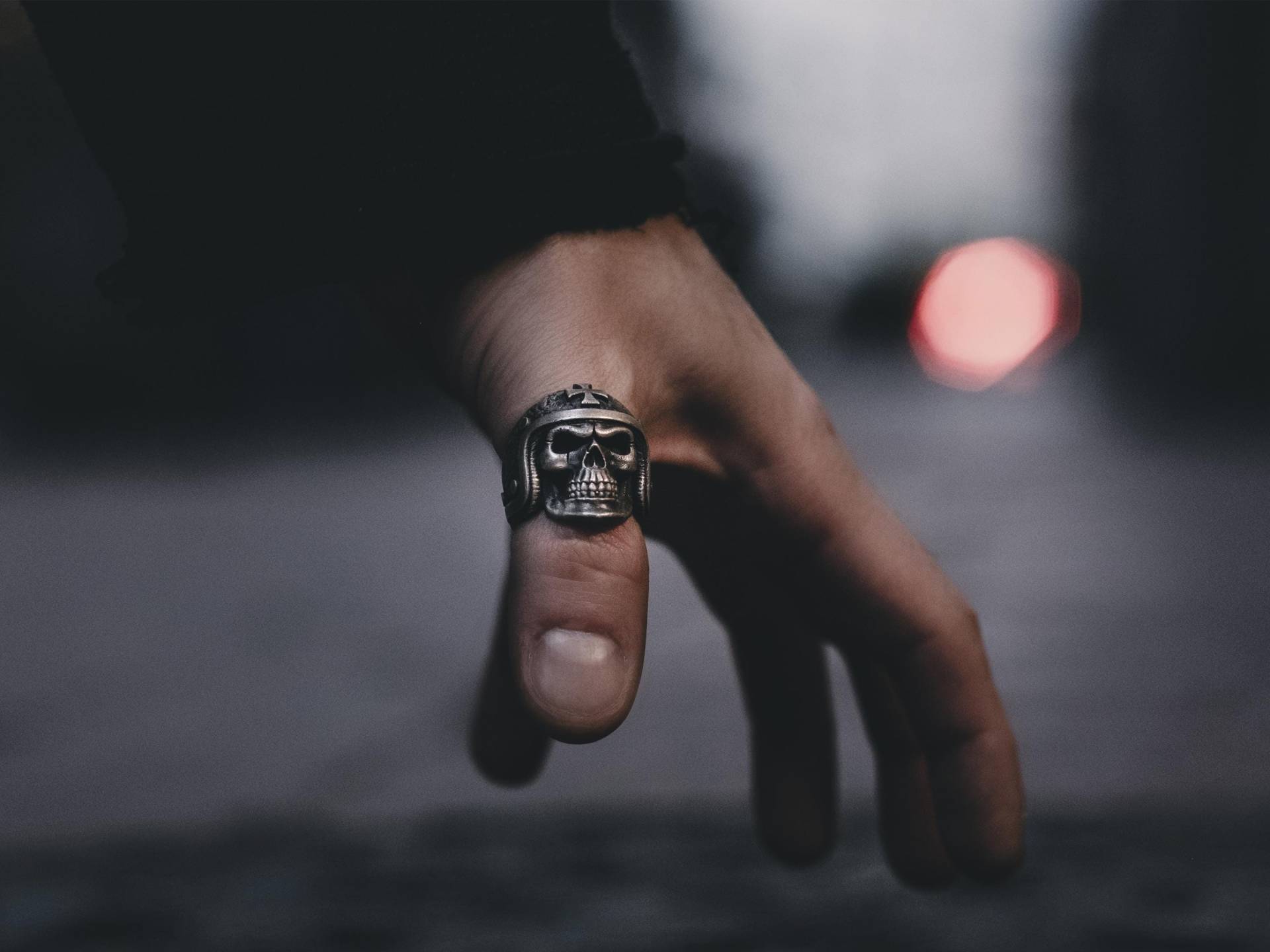 Schädel Trägt Motorradhelm Biker Ring Für Männer Aus Sterling Silber, Kreuz Gothic Ring, & Silber Schmuck von BySilverStone