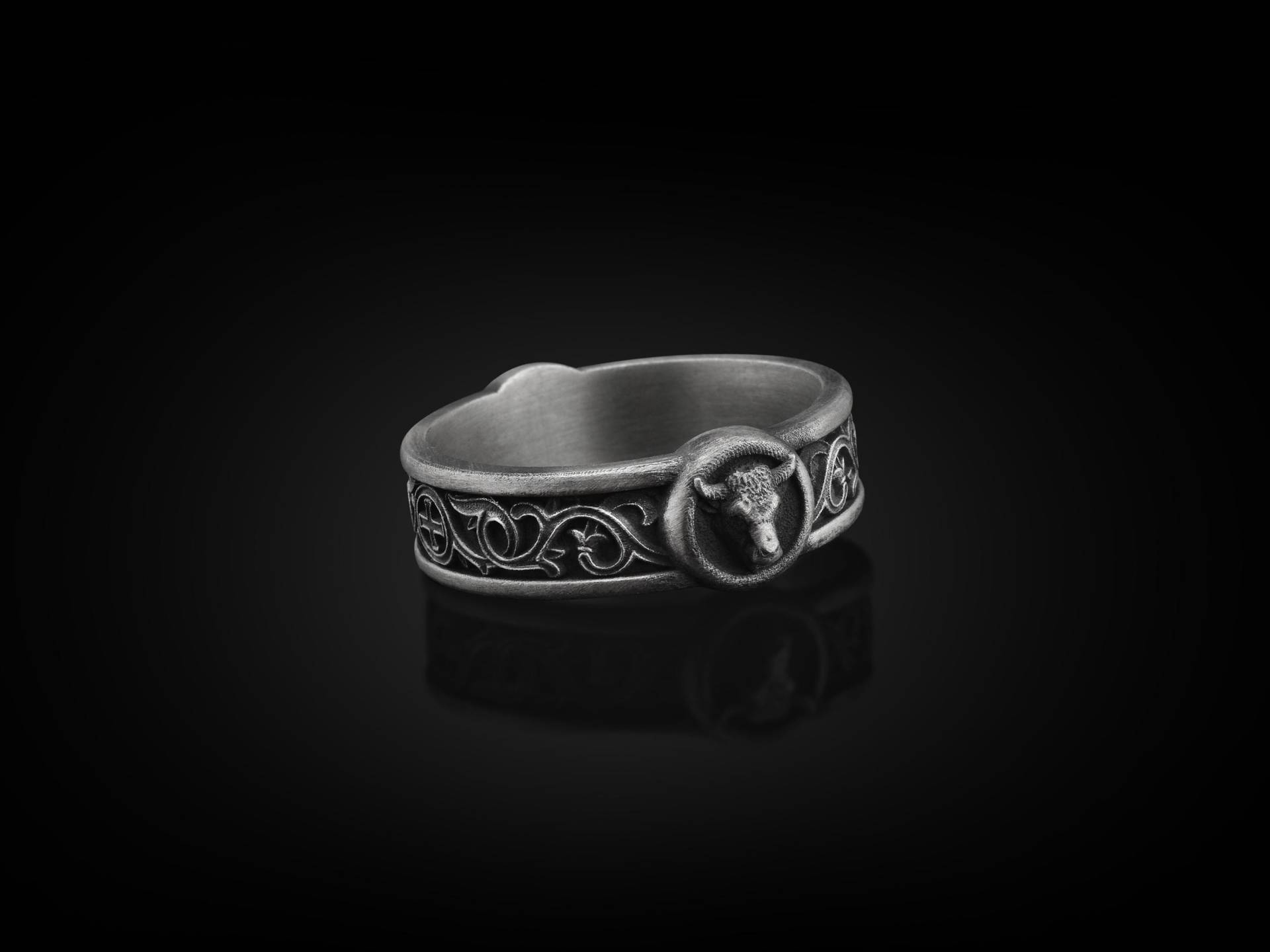 Stier Mit Lilien Motive Handgemachte Sterling Silber Männer Bandring, Widder Ring, Tierring, Sternzeichen Ring von BySilverStone