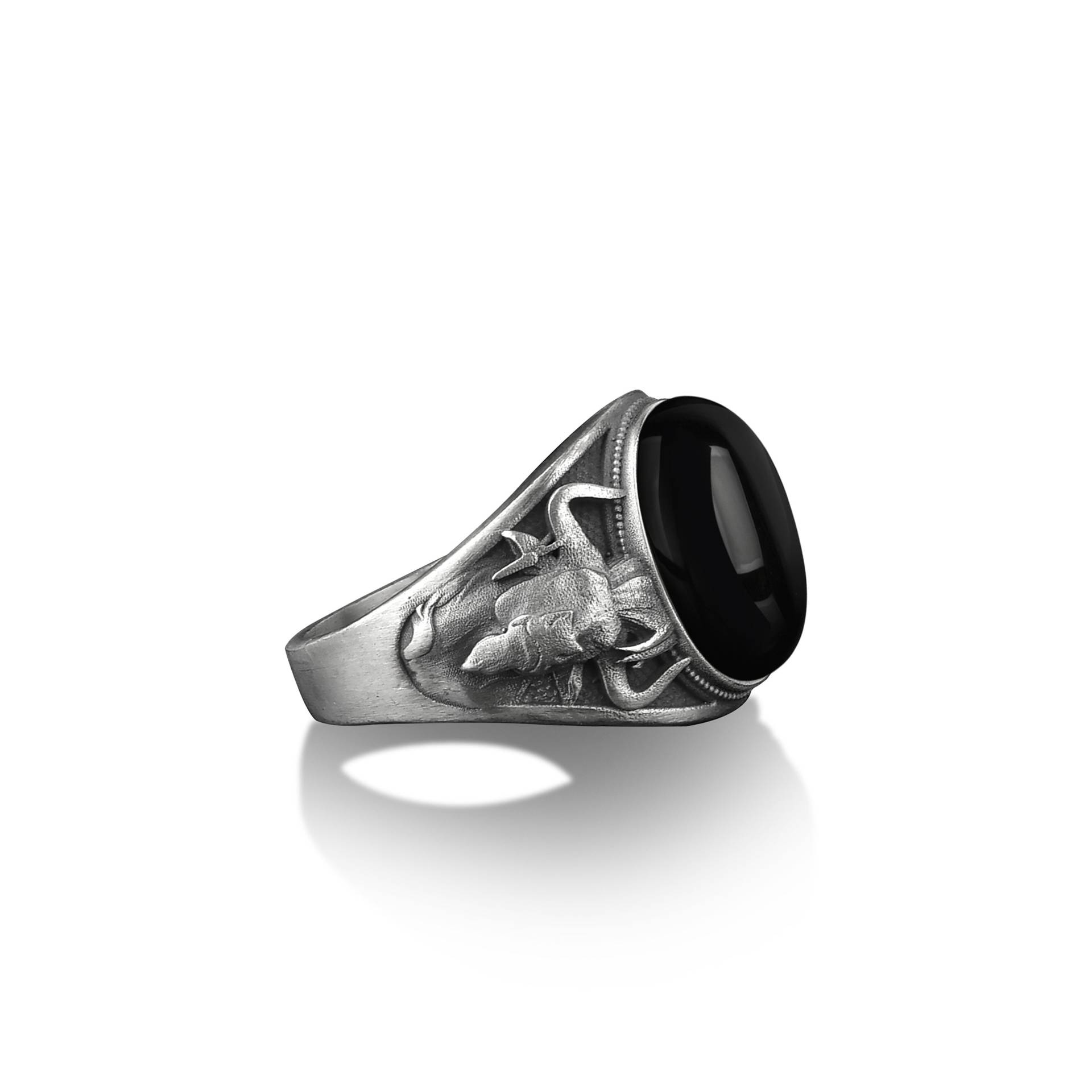 Stierkopf Gravierter Schwarzer Onyx Stein Silber Männer Ring, Stier Ring Sterling Sternzeichen Für Sie Und Ihn, Geschenk Ringe von BySilverStone