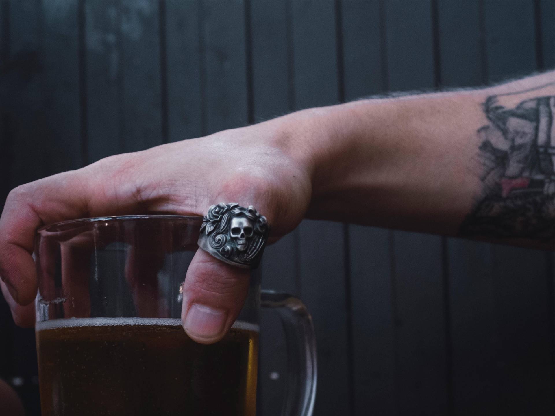 Totenkopf Mit Handskelett Handgefertigter Sterling Silber Ring, Skull Gothic Punk Schmuck, Best Friend Ring Für Männer von BySilverStone