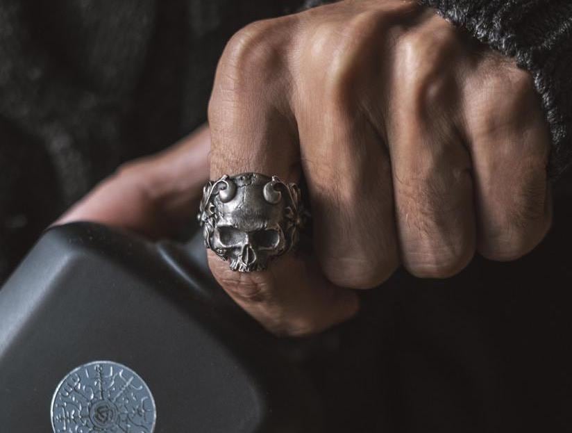 Verletzte Schädel Handgemachte Sterlingsilber Männer Biker Ring, Verwundeten Silber Schmuck, Gothic Schädel-Punk-Ring, Ring Für von BySilverStone