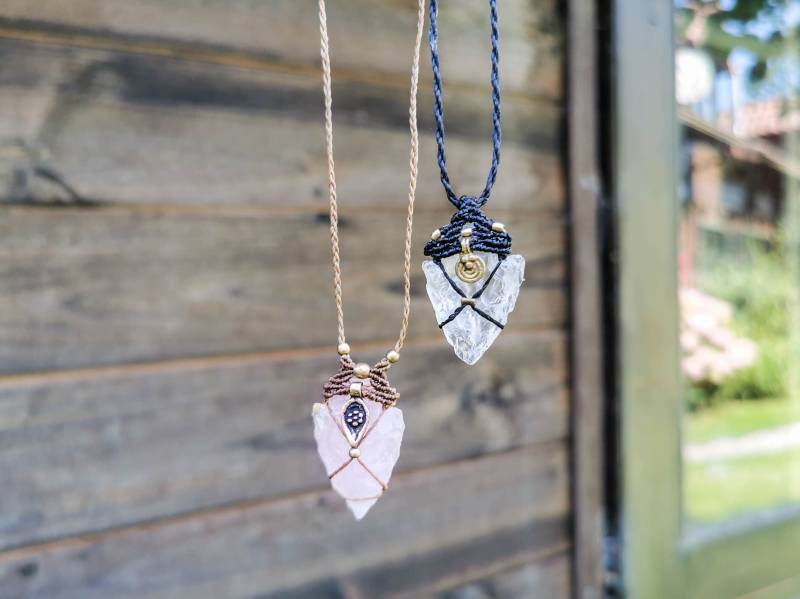 Crystal Quartz Pfeilspitze Halskette - Makramee Bergkristall Anhänger Rohstein Heilung Amulett von BySinuhe