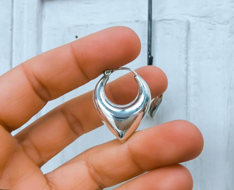 Dicke Und Spitze Sterling Silber Creolen - Teardrop Bali Huggie von BySinuhe