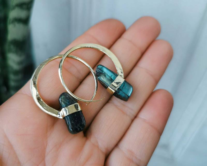 Gold Messing Hoop Ohr Gewichte Roher Edelstein Gestreckter Ohrring von BySinuhe