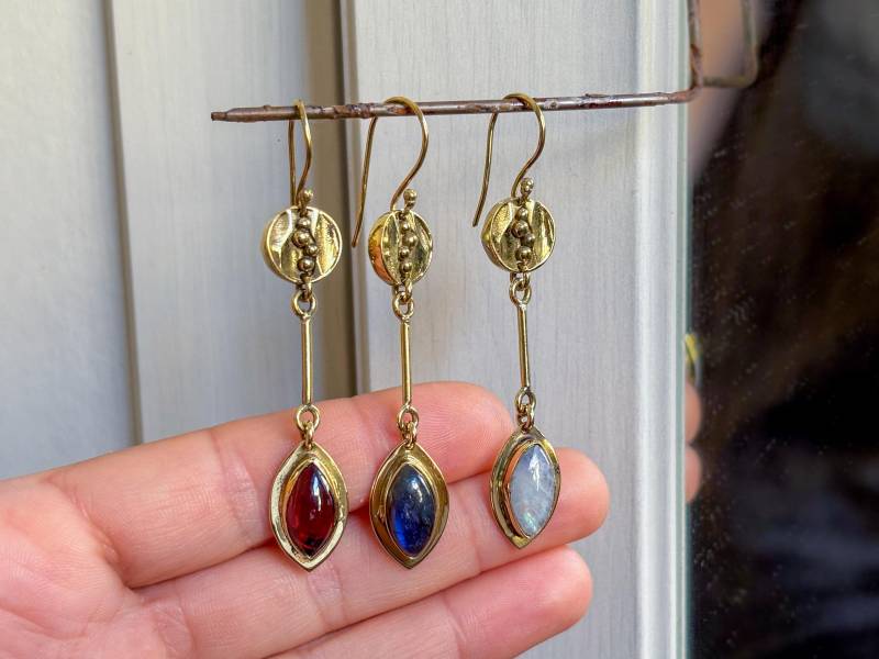 Handgemachte Gold Tropfen Ohrringe Mondstein, Labradorit & Granat Edelstein Anhänger von BySinuhe