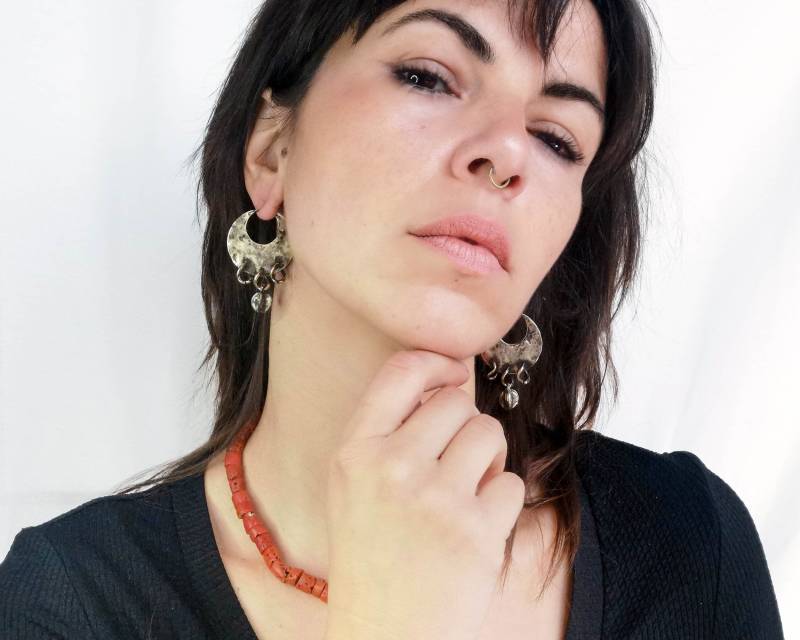 Gehämmerte Creolen Mit Baumelnden Anhängern - Rustikale Ohrringe Aus Oxidiertem Messing von BySinuhe