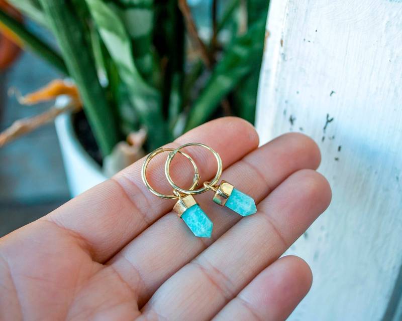 Gold Ohrringe Mit Baumelnden Steinen - Charm Mineral Punkt Kristall Edelstein Huggie von BySinuhe