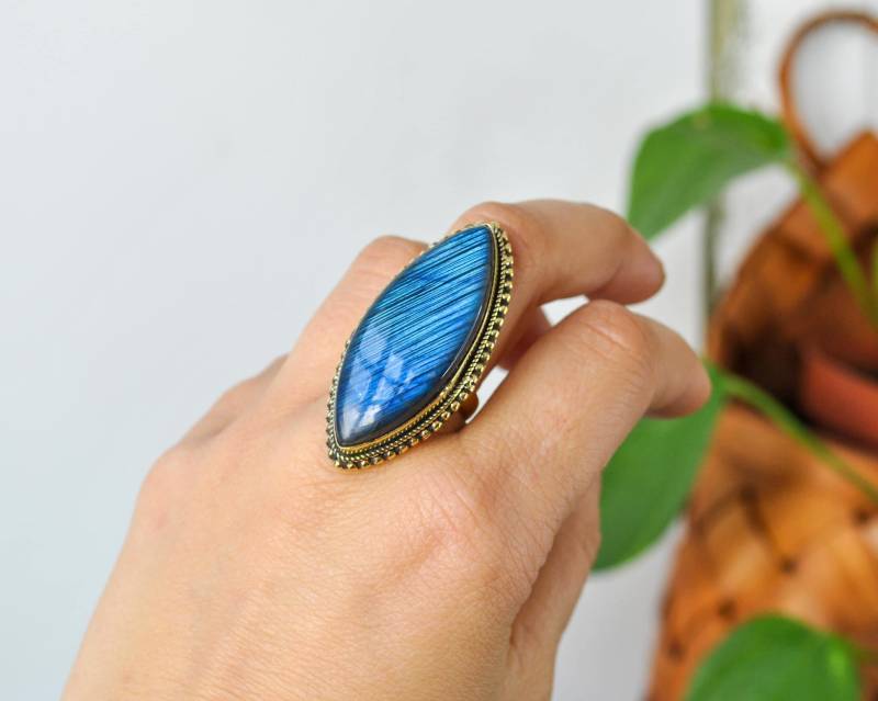 Goldfarbener Messingring Mit Auffallendem Labradorit - Blauer Blitz-Spektrolith Ovalförmiger Stein Großer Naturstein-Ring von BySinuhe