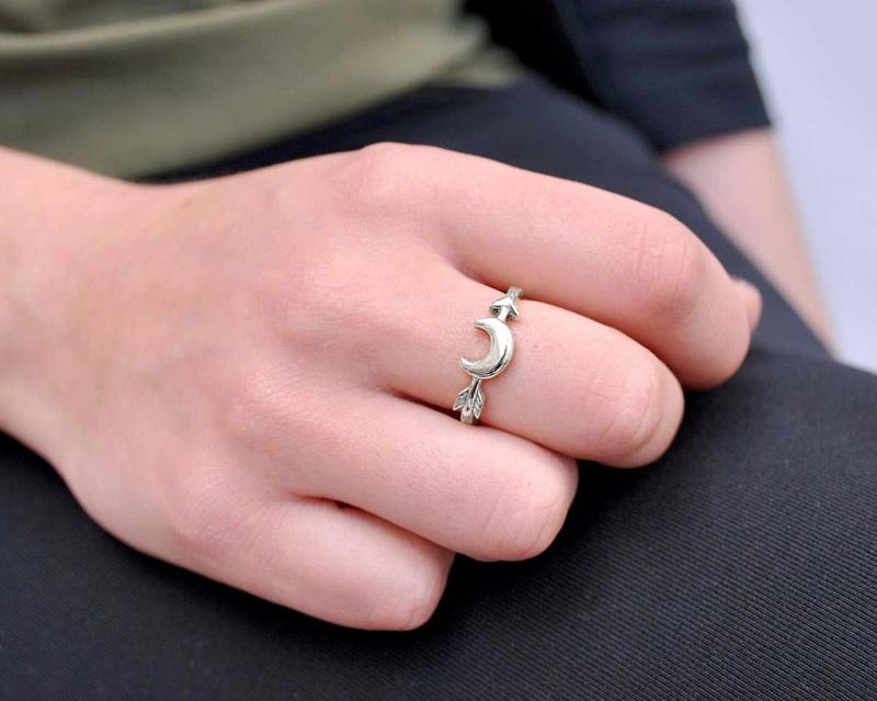 Halbmond Ring Auf Pfeil - Stapelbarer Bandring Im Boho Stil Horoskop Amulett Anhänger von BySinuhe
