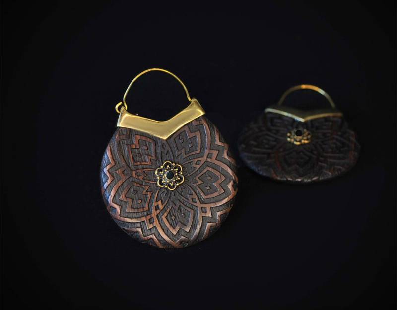 Handgefertigte Holz Creolen Mit Onyx - Bali Mandala Geschnitzte Ohrringe von BySinuhe