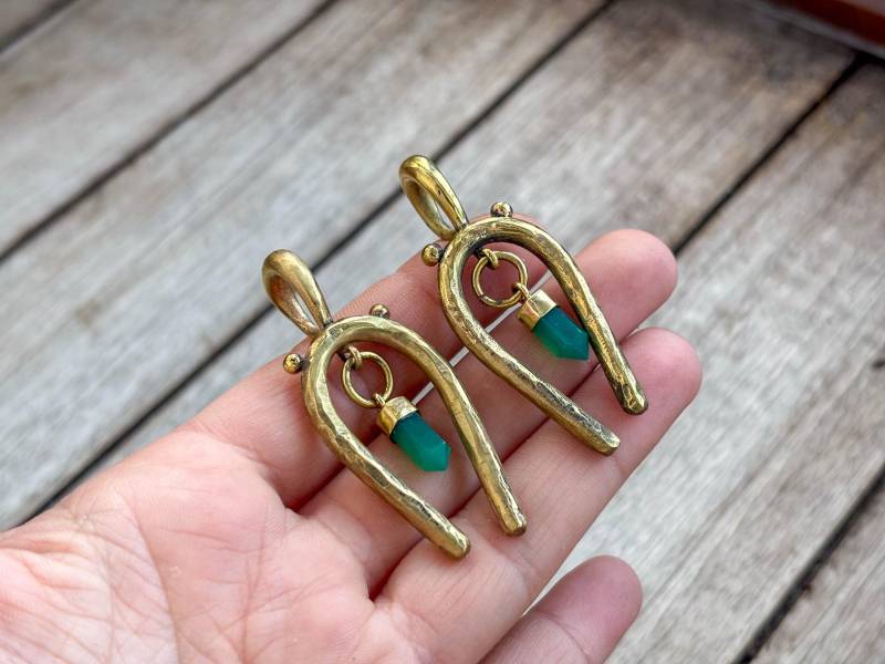 Handgefertigte Ohrgewichte Mit Grünem Onyx Anhänger - Rustikale Messingbügel Für Gedehnte Lobes von BySinuhe