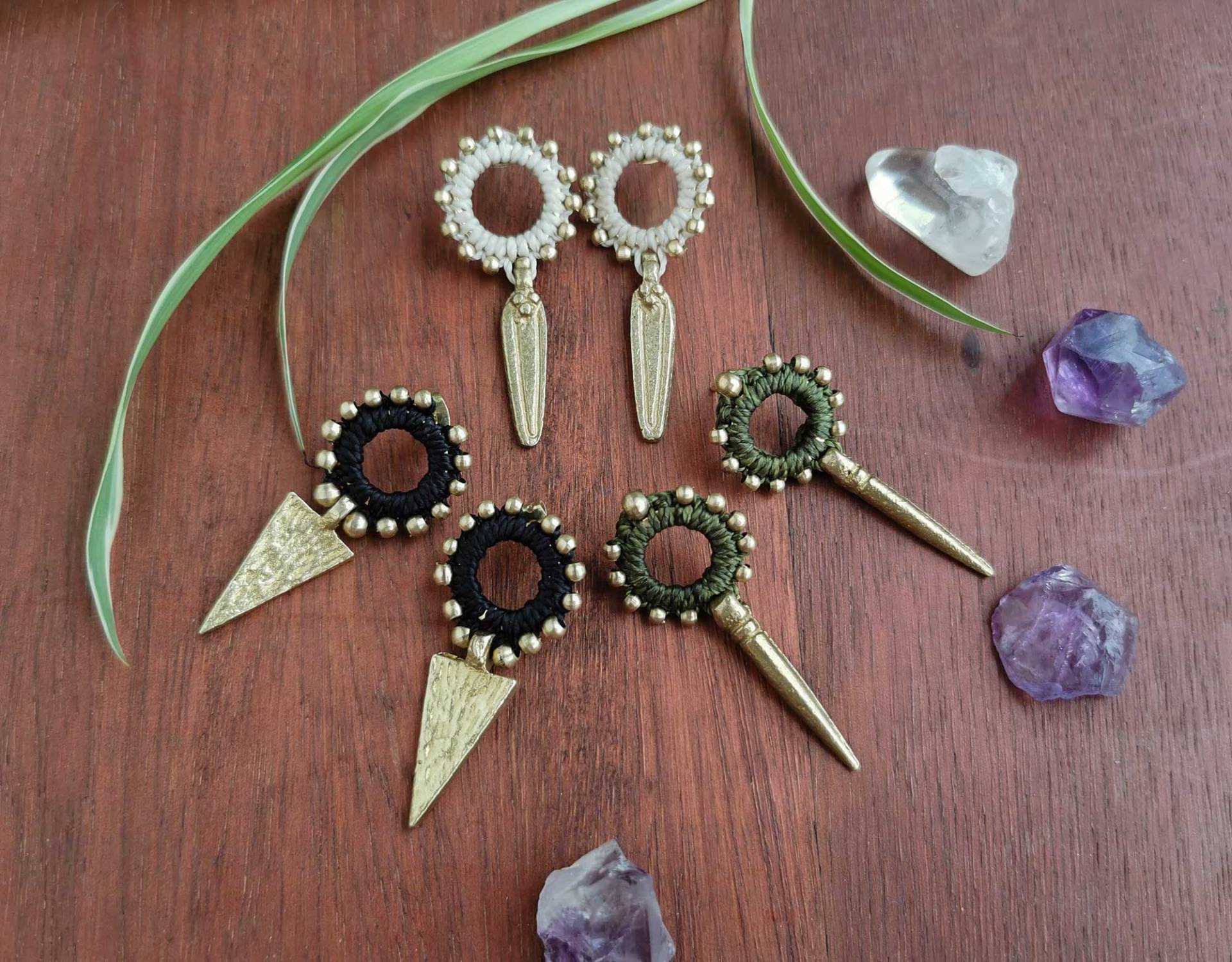 Handgefertigte Ohrringe, Makramee Stud Lange Spike Originaldesign, Handgemachter Schmuck, Pfeil Ohrringe von BySinuhe