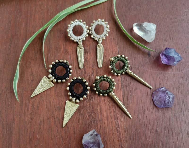 Handgefertigte Ohrringe, Makramee Stud Lange Spike Originaldesign, Handgemachter Schmuck, Pfeil Ohrringe von BySinuhe