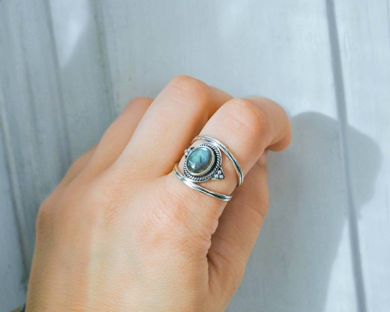 Handgefertigter Ring Aus 925Er Sterlingsilber Mit Labradorit - Wire Wrap Steinring Stapelring Blauem Blitzstein von BySinuhe