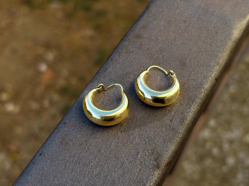 Handgefertigte Huggie Hoop Ohrringe Goldener Halbmond Im Boho Stil von BySinuhe