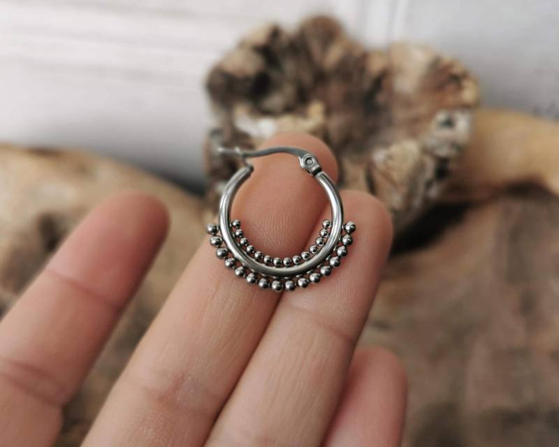 Huggie Silber Ohrringe - Ball Design Creolen Edelstahl Schmuck Cluster von BySinuhe