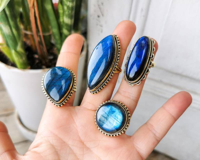 Labradorit Blue Flash Ring in Goldenem Messing - Heilender Edelstein Form Oval Spitz Tropfen Kreis von BySinuhe