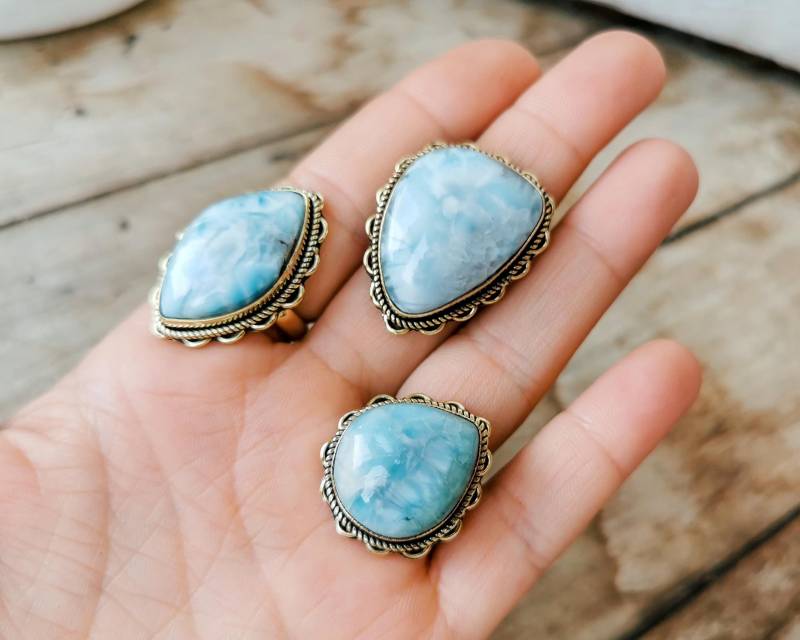 Larimar Blaulicht Ring Aus Goldenem Messing - Wasserblauer Naturstein Türkis Edelstein Handgemachter Goldring von BySinuhe