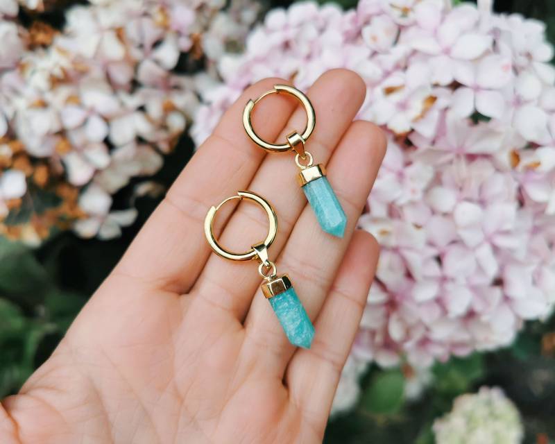 Larimar Huggie Creolen - Ohrringe Aus Goldstahl Mit Einem Hängenden Steinpunkt Larimar-Edelsteinschmuck von BySinuhe