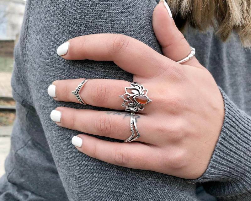 Lotusblüten Ring Mit Tropfenförmigem Stein - Silberring Karneol Achat Mondstein Statementring von BySinuhe