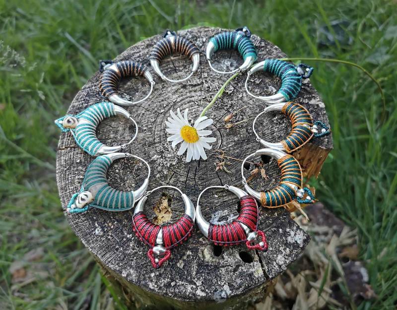 Makramee Hoop Ohrringe - Silberne Mit Farbigen Fäden Dicke Spitzen Creolen von BySinuhe