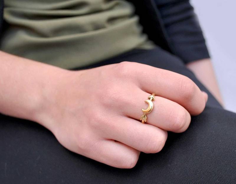 Messing Mond Ring Mit Goldpfeil - Boho Stapelbarer Bandring von BySinuhe