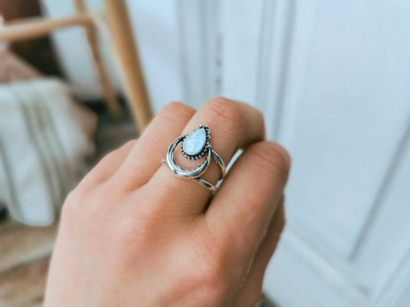 Mond Silberring - Halbmond Teardrop Steinring Hexenmond Ring Mondstein von BySinuhe